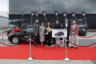 OKNOLUX pierwszym zwycięzcą w prestiżowym projekcie „40 samochodów na 40-lecie Drutex”